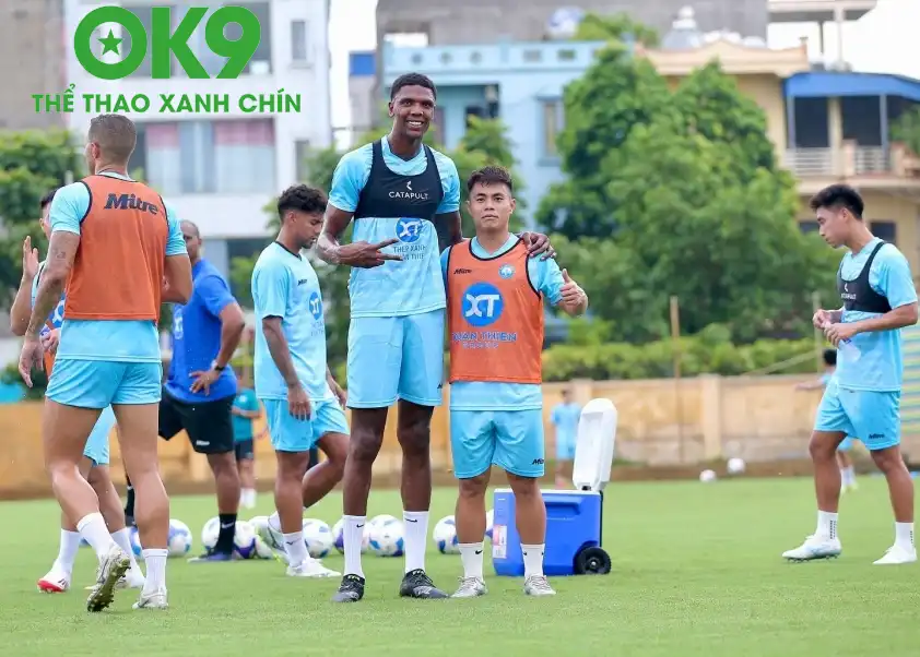 Tiền đạo cao nhất thế giới cũng đã cập bến đội bóng thành Nam. Ảnh: CLB Tiền đạo cao nhất thế giới cũng đã cập bến đội bóng thành Nam. Ảnh: CLB